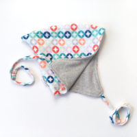 Gorrito para bebé con estampado geométrico en colores sobre blanco