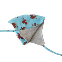 Gorrito para bebé de ardillas en marrón y azul