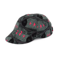 Gorra con visera y cierre con velcro. Estampado en negro y gris y detalles en fucsia