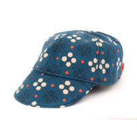 Gorra con visera ideal para proteger a los niños del sol. Con estampado vintage en azul.
