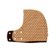 Gorro bufanda de ardillas en marrón y blanco. Ideal para proteger del frío a niños de 1 año aproximadamente.