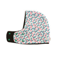 Gorro bufanda de estampado geométrico en fucsia y verde sobre blanco