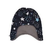 Gorro infantil de invierno con original estampado de estrellas sobre azul oscuro. Protege del frío cabeza y orejas