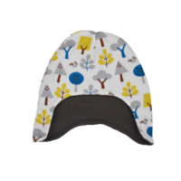 Gorro infantil de invierno con estampado de mapaches y arboles del bosque en blanco, azul, gris y amarillo. Ideal para proteger cabeza y orejas del frío.
