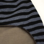 Gorro infantil de invierno con estampado de rayas en gris-azulado y negro.