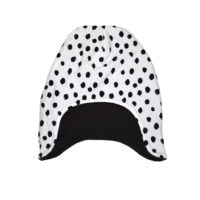 Gorro infantil de invierno con estampado de lunares en negro sobre blanco.