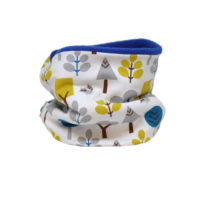 Cuello polar tipo braga con estampado de mapaches en blanco. Protege del frío a tus hijos en invierno.