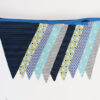 Guirnalda decorativa de tela en geométricos azules