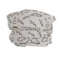 Cuello para niños de nubes y rayos en blanco y negro