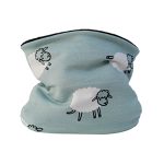 Cuello polar de ovejas en azul celeste