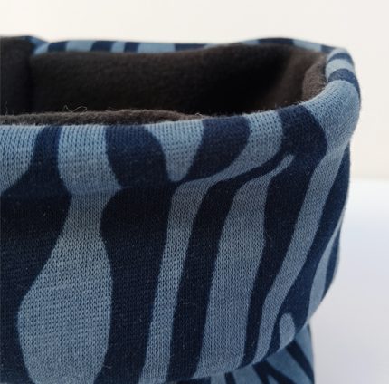 detalle de cuello polar de rayas de zebra en azul