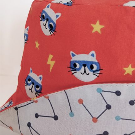 Gorro reversible de gatos en rojo