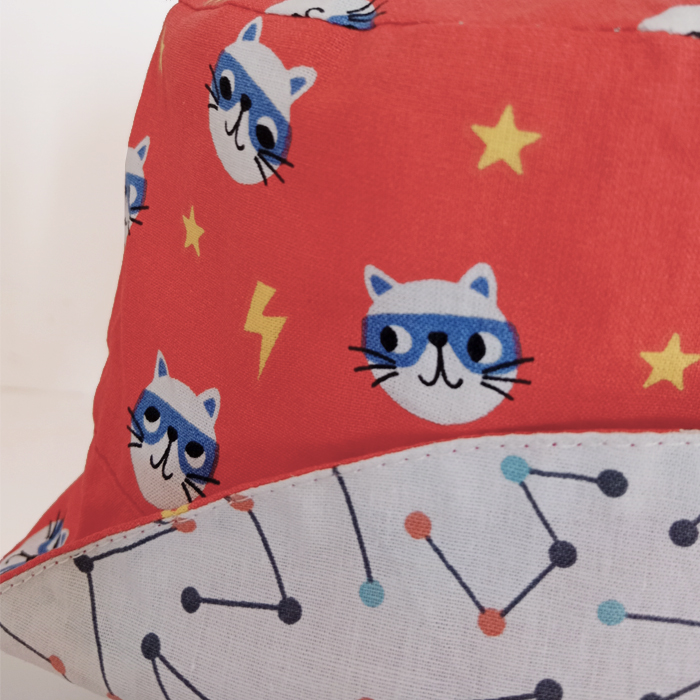 Gorro reversible de gatos en rojo
